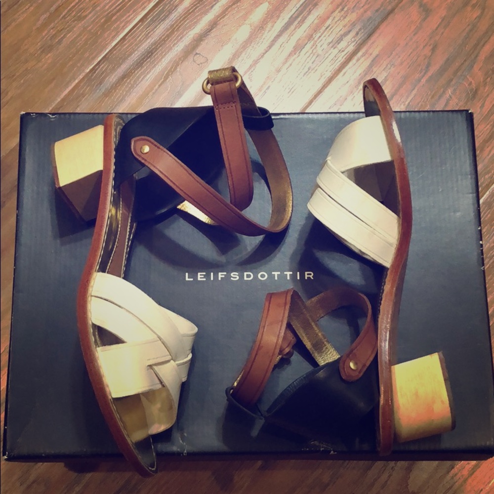Classic and versatile color-block sandals